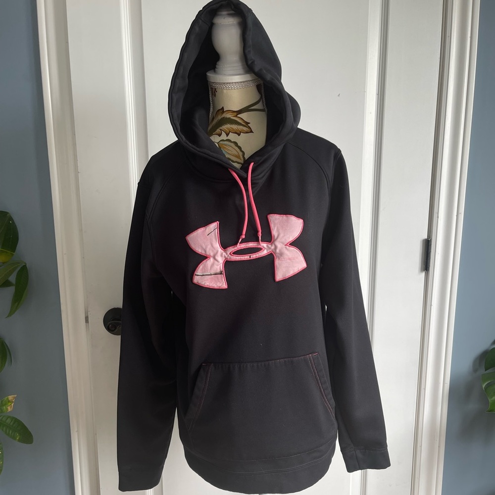 Black under armer with camo pink accents